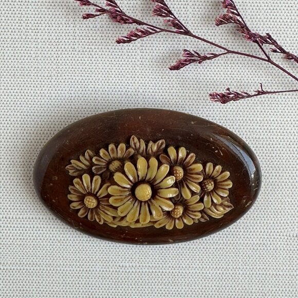 Vintage 1940s Oval Daisy Brooch w Carved Yellow Flower Detail Wood & Celluloid - Picture 10 of 10